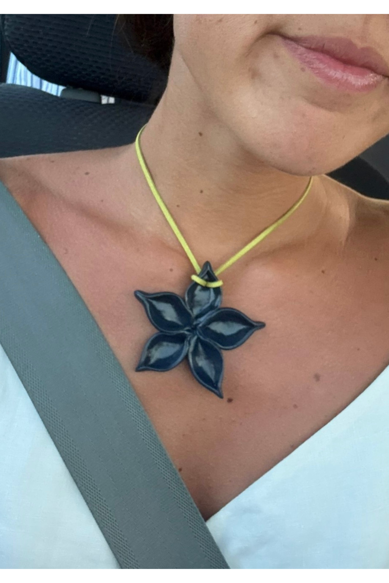 FLOR UNICOLOR NECKLACE